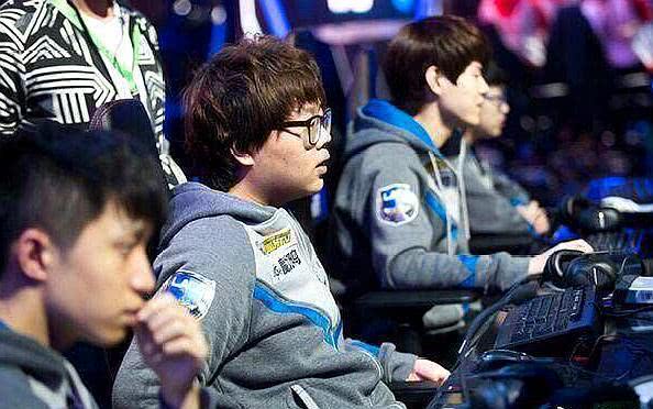 突发事件！海潮库奇在关键小组中脱颖而出， EDward Gaming 的双C输出满格，赢得了第一局